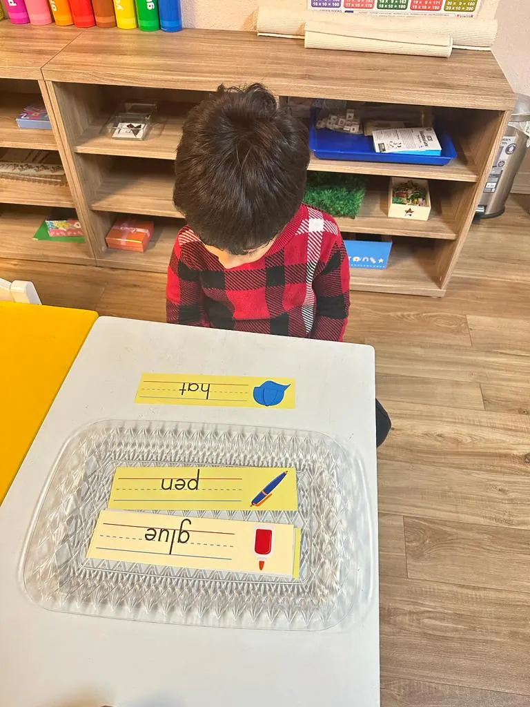 Word cards matched to objects: hat, pen and glue